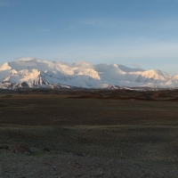 Der Pamir, Pik Lenin etwa auf 12 Uhr